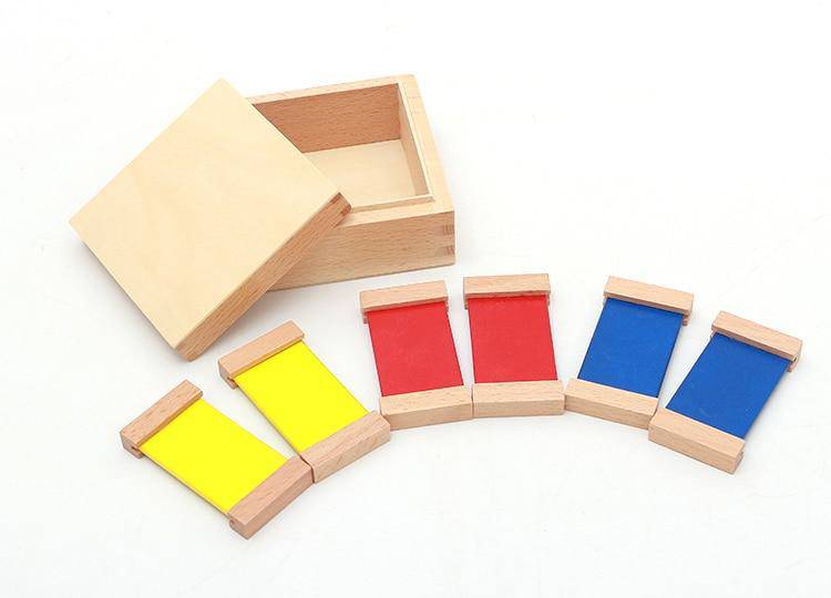 Tablettenbox aus farbigem Holzmaterial