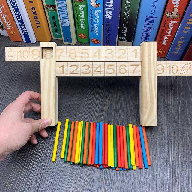 Addition und Subtraktion aus Holz innerhalb von 10 Spielzeugen